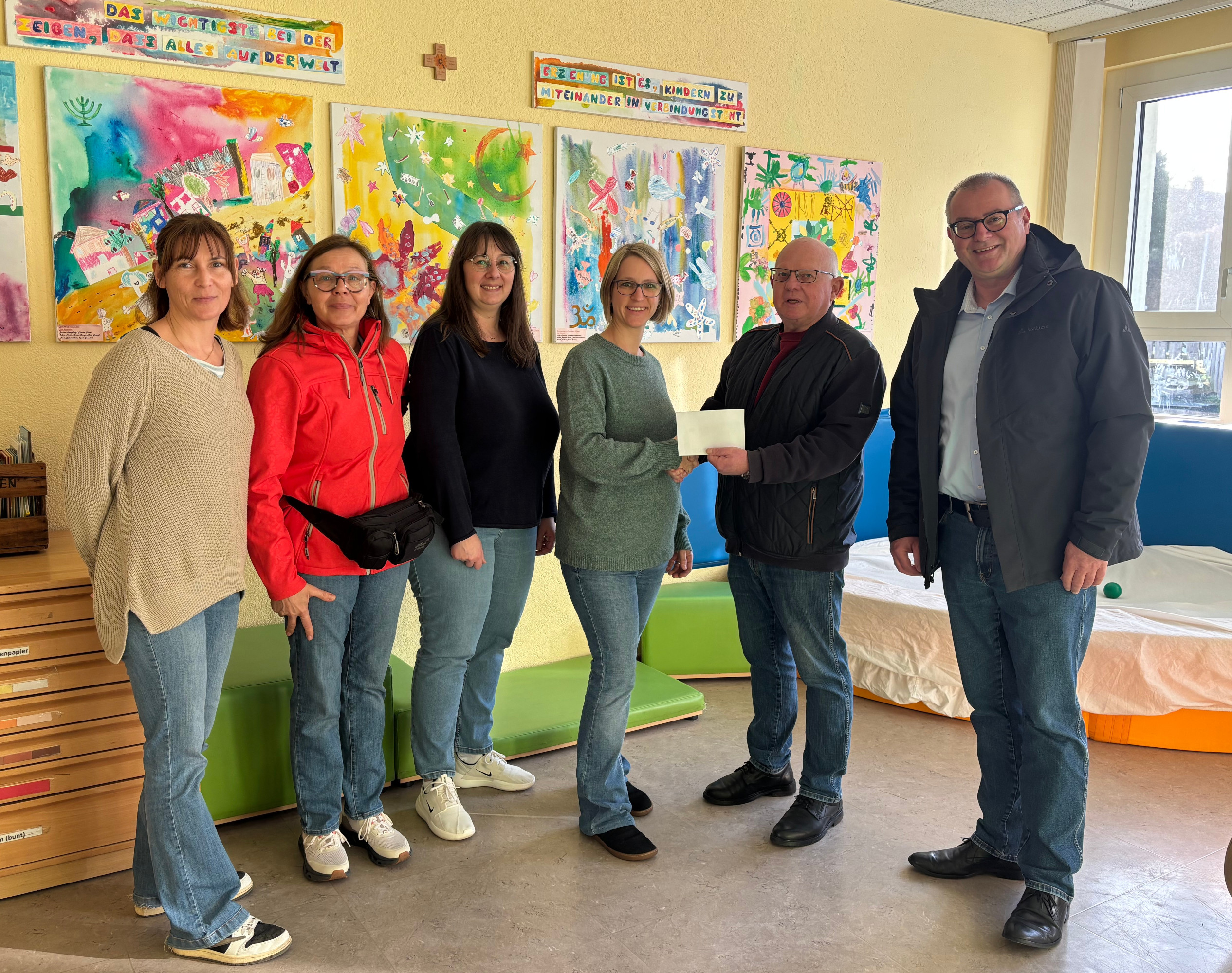 Spendenübergabe von 200€ an den Kindergarten Villa Kunterbunt Spendenübergabe von 200€ an den Kindergarten Villa Kunterbunt